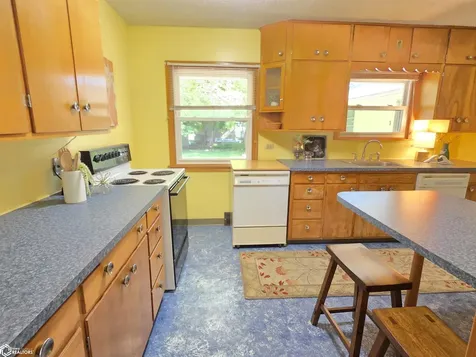 954 6th Place SE Mason City IA 50401