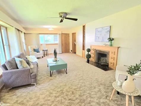 954 6th Place SE Mason City IA 50401