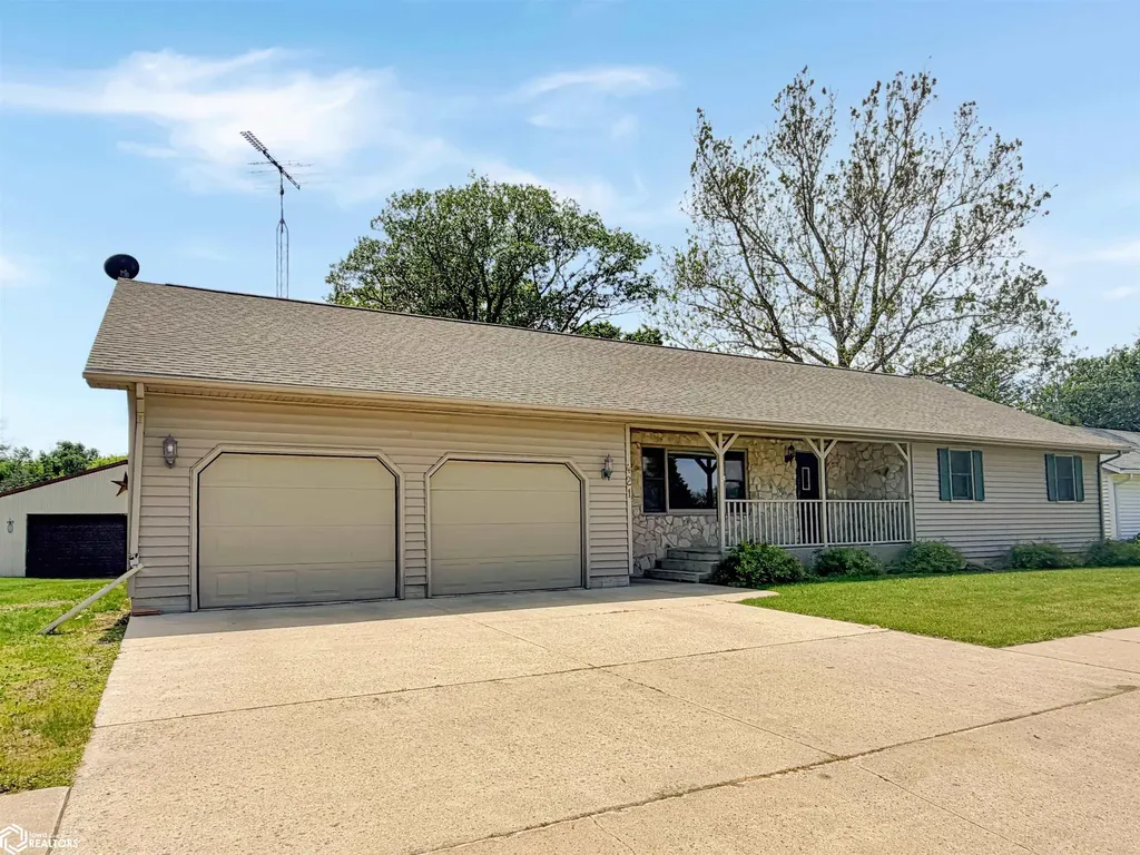 421 12th Avenue NE Hampton IA 50441