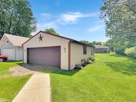 421 12th Avenue NE Hampton IA 50441