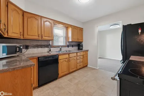 1828 Parker Avenue Marshalltown IA 50158