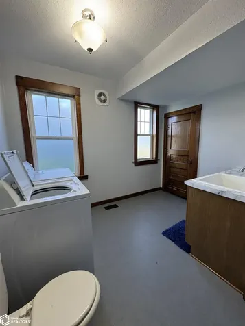 116 N East Street Sigourney IA 52591