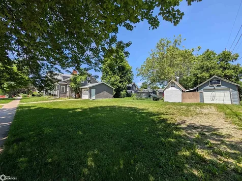 904 East Street Grinnell IA 50112