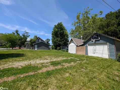904 East Street Grinnell IA 50112