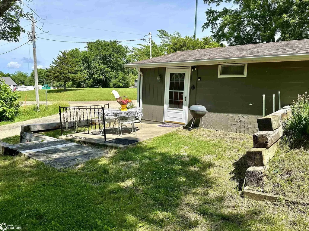 2082 Larrys Drive Brooklyn IA 52211
