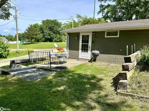 2082 Larrys Drive Brooklyn IA 52211