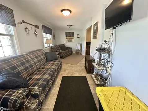 2082 Larrys Drive Brooklyn IA 52211