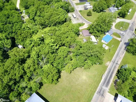 2082 Larrys Drive Brooklyn IA 52211