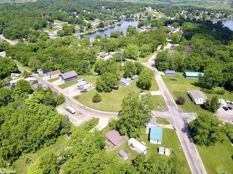 2082 Larrys Drive Brooklyn IA 52211