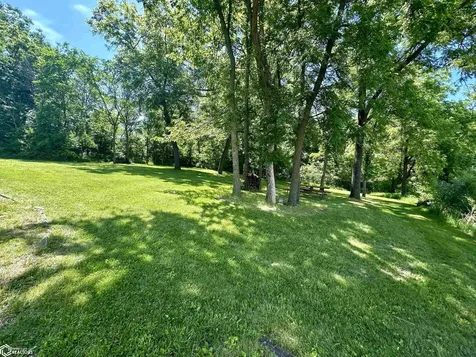 2082 Larrys Drive Brooklyn IA 52211