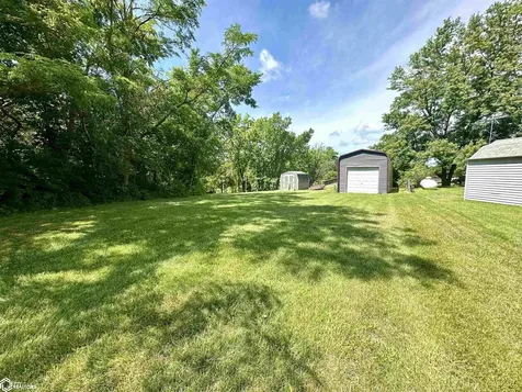 2082 Larrys Drive Brooklyn IA 52211