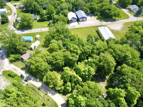 2082 Larrys Drive Brooklyn IA 52211