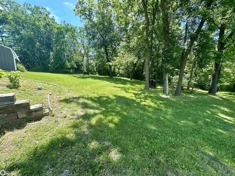 2082 Larrys Drive Brooklyn IA 52211