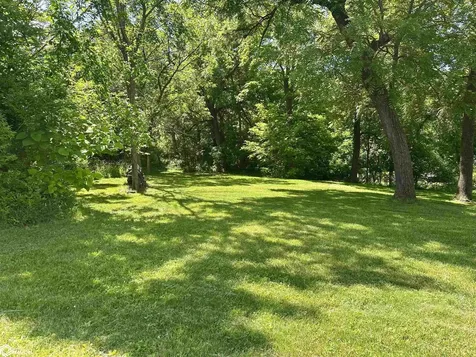 2082 Larrys Drive Brooklyn IA 52211