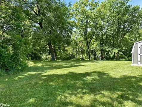 2082 Larrys Drive Brooklyn IA 52211