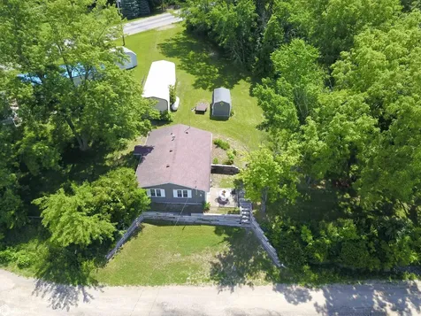 2082 Larrys Drive Brooklyn IA 52211
