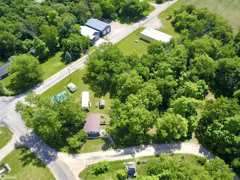 2082 Larrys Drive Brooklyn IA 52211