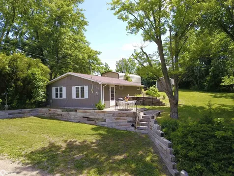 2082 Larrys Drive Brooklyn IA 52211