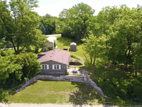 2082 Larrys Drive Brooklyn IA 52211