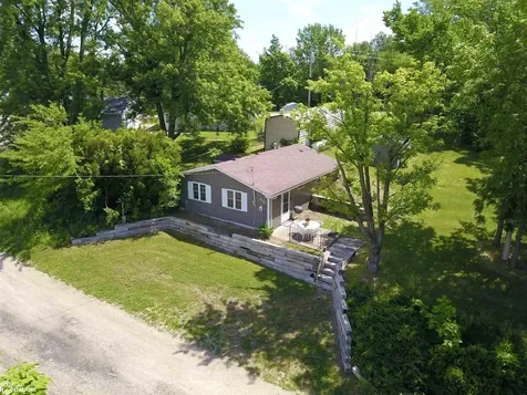 2082 Larrys Drive Brooklyn IA 52211