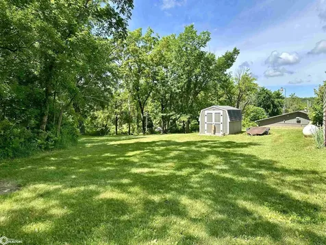 2082 Larrys Drive Brooklyn IA 52211