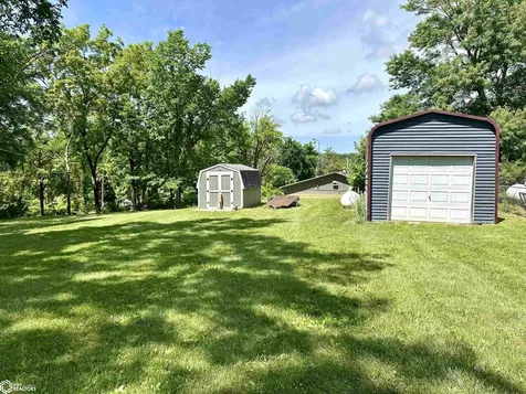 2082 Larrys Drive Brooklyn IA 52211