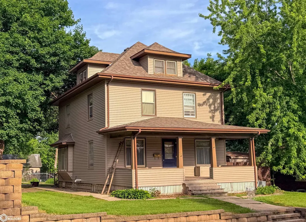 216 4th Street NE Hampton IA 50441