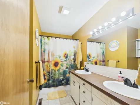 1151 Clearview Drive Oskaloosa IA 52577