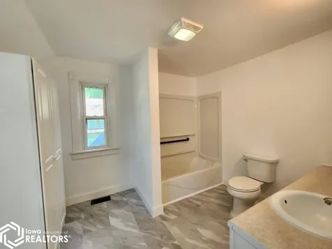 326 1st Street NW Mason City IA 50401