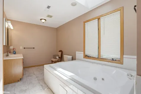 10591 Rolling Hills Drive Burlington IA 52601