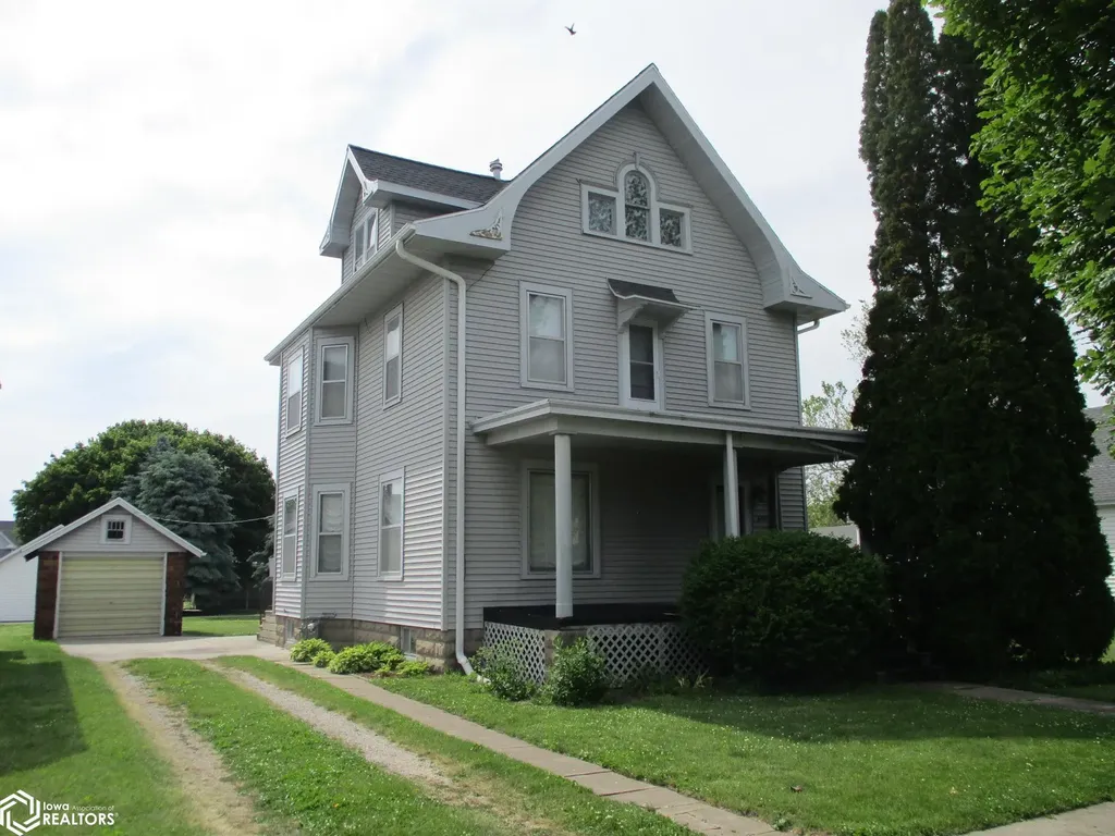 609 Crisman Street Dysart IA 52224