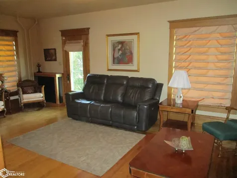 609 Crisman Street Dysart IA 52224
