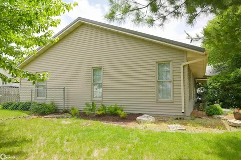 1716 Hillary Burlington IA 52601