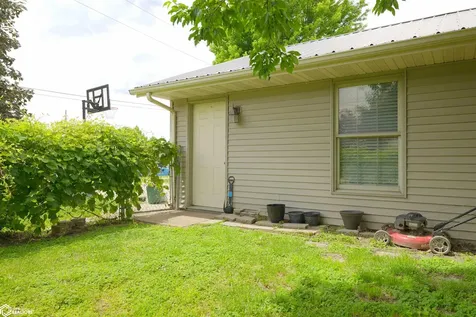 1716 Hillary Burlington IA 52601