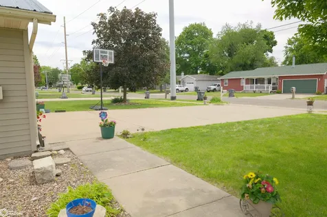 1716 Hillary Burlington IA 52601