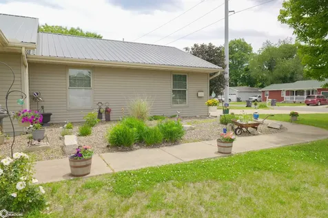 1716 Hillary Burlington IA 52601