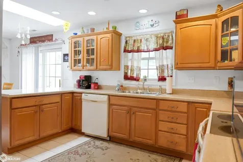 1716 Hillary Burlington IA 52601