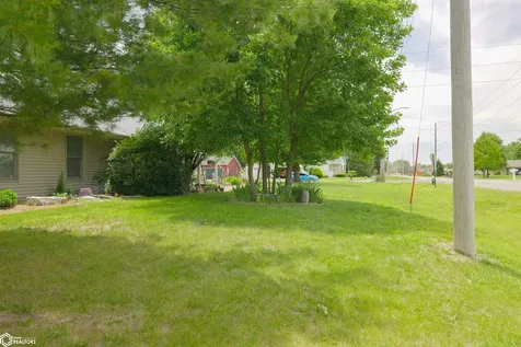 1716 Hillary Burlington IA 52601
