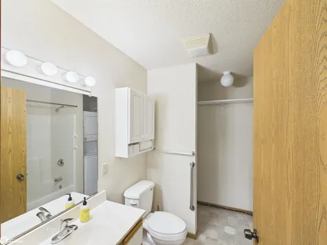 1706 -C Linden Drive Fairfield IA 52556