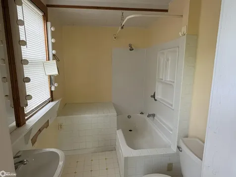 413 N B Street Fairfield IA 52556