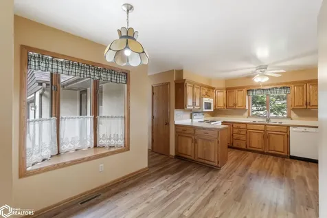 1021 15th Street SE Mason City IA 50401