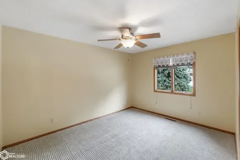 1021 15th Street SE Mason City IA 50401