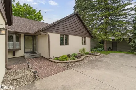1021 15th Street SE Mason City IA 50401
