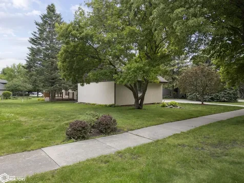 1021 15th Street SE Mason City IA 50401