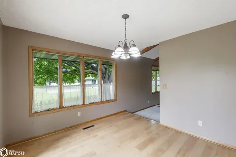 1021 15th Street SE Mason City IA 50401