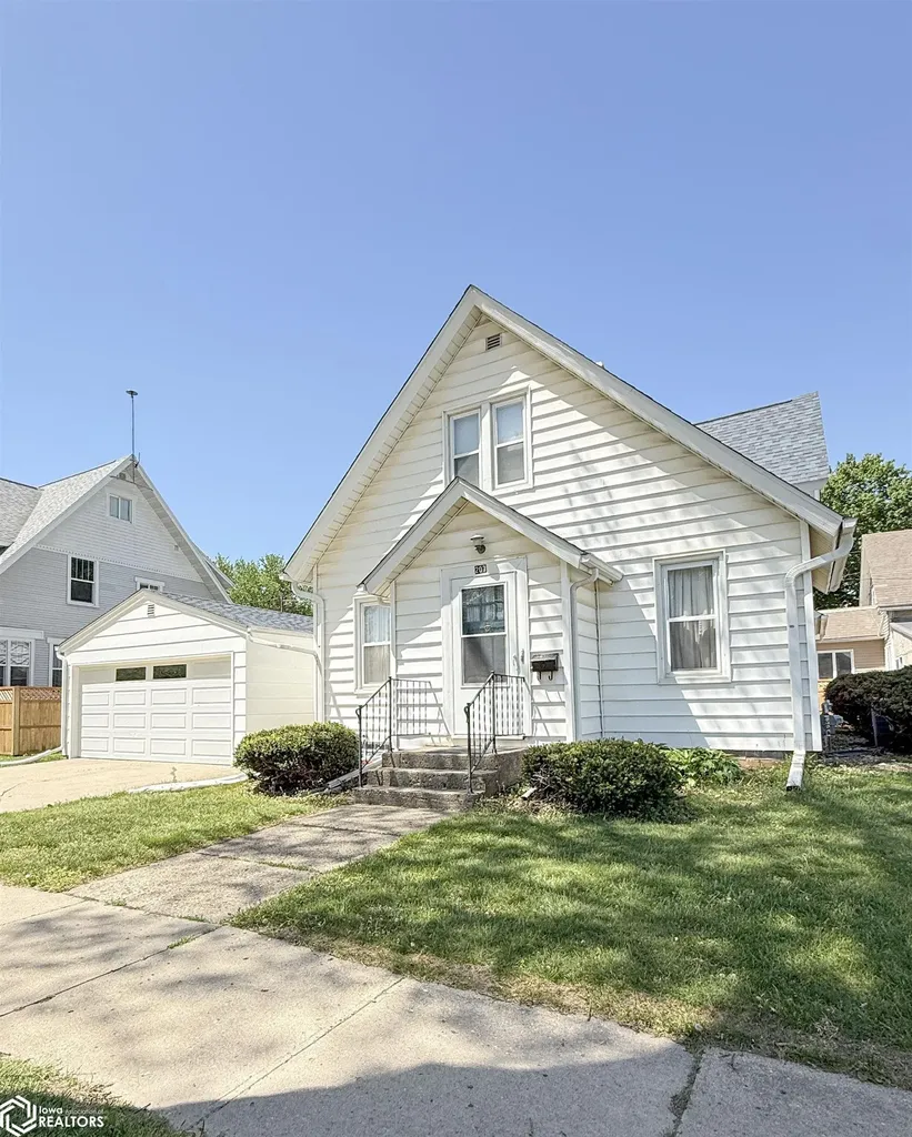 207 3rd Street SE Hampton IA 50441
