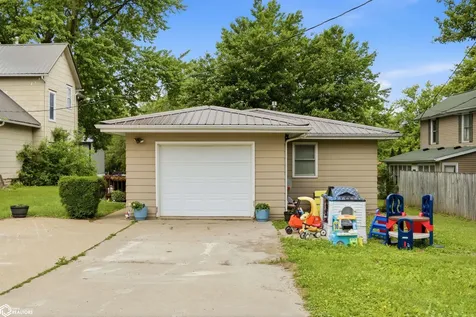 310 N Pine Street New London IA 52645