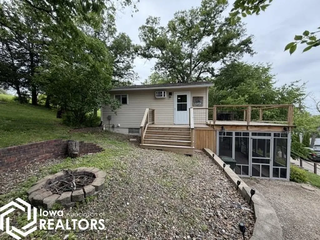 1285 Lakeshore Drive Brooklyn IA 52211