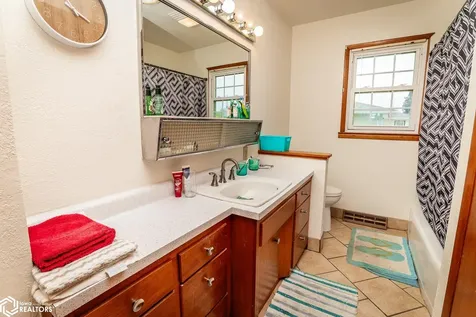 1702 Washington Street Eldora IA 50627