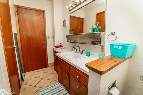 1702 Washington Street Eldora IA 50627